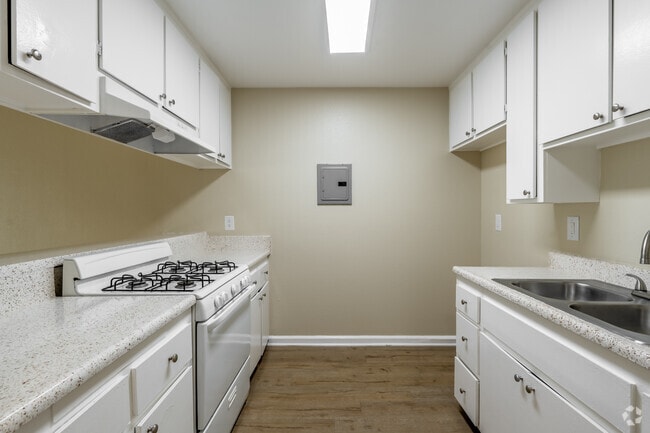 Studio, 1BA - 450SF - Kitchen