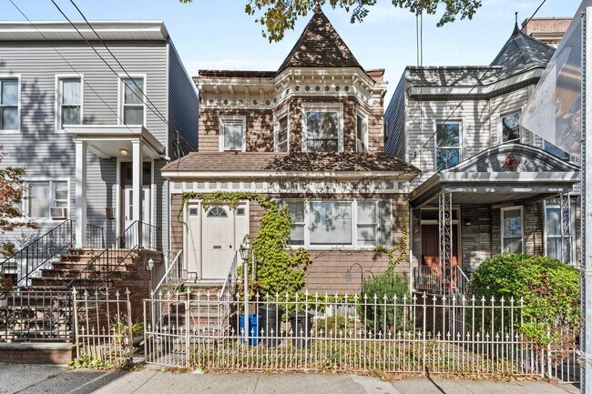 Building Photo - 44 Booraem Ave Unit 2