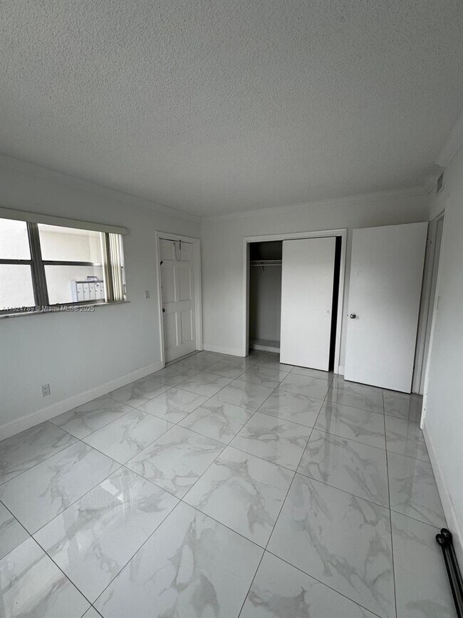 Photo - 4933 Hollywood Blvd Unit 105