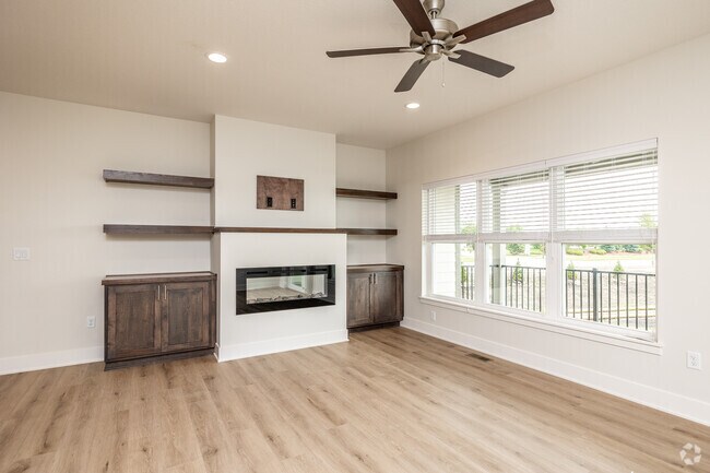 4BR, 3BA - 2,400 SF - Platinum Pointe