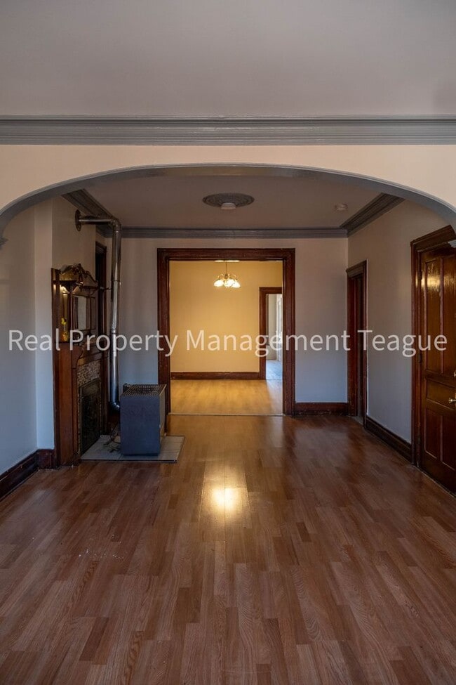 Building Photo - 1040 5th Ave Unit 2 Rental