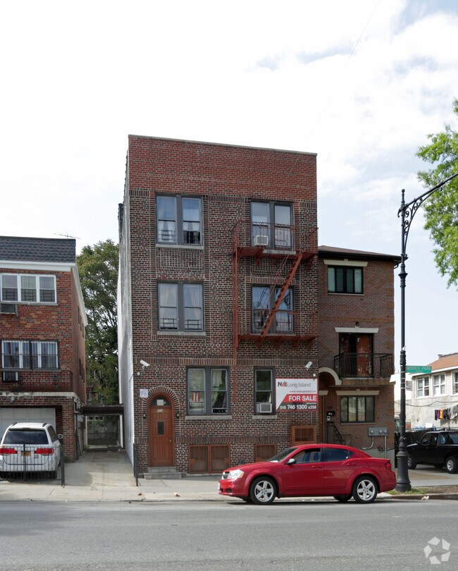 Photo - 850 Morris Park Ave Apartments