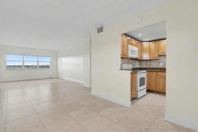 Photo - 2555 NE 11th St Unit 906