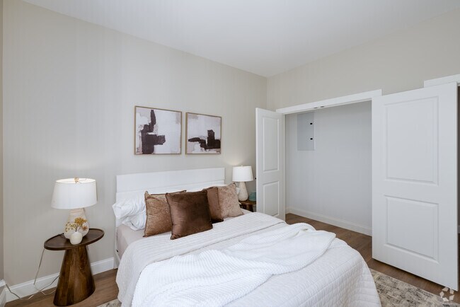 1BR, 1BA - 671SF - Bedroom/Closet