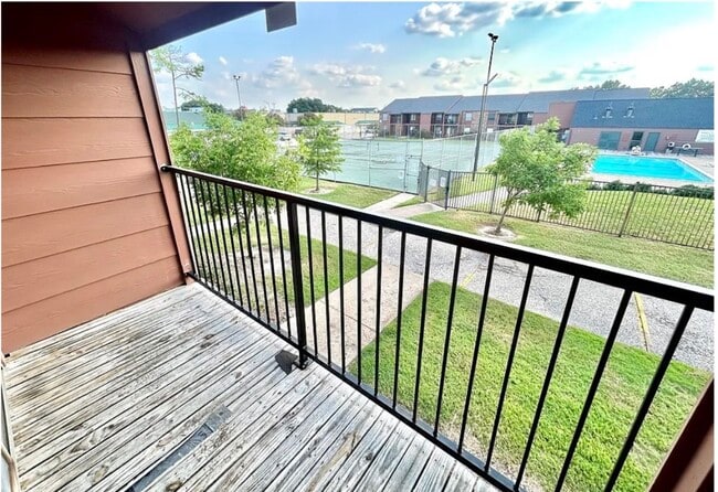 Building Photo - 904 University Oaks Blvd Unit 100