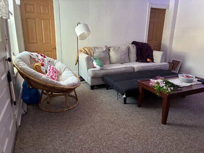 Awesome 2 Bed 1 Bath! Available June 1st!