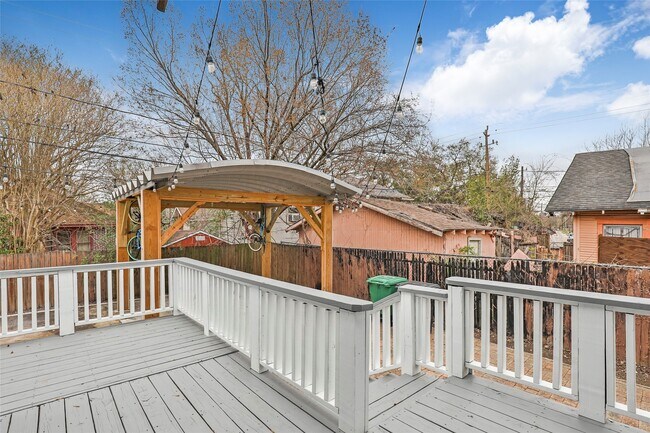 Photo - 4731 Woodside St