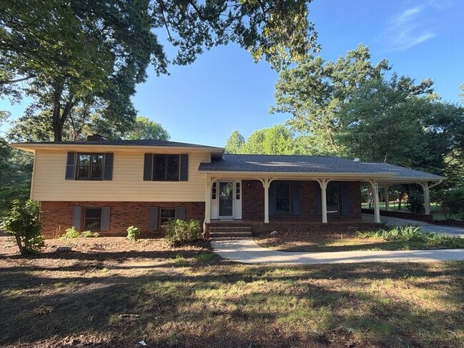 Building Photo - 3 Bedroom 2 Bath Ranch