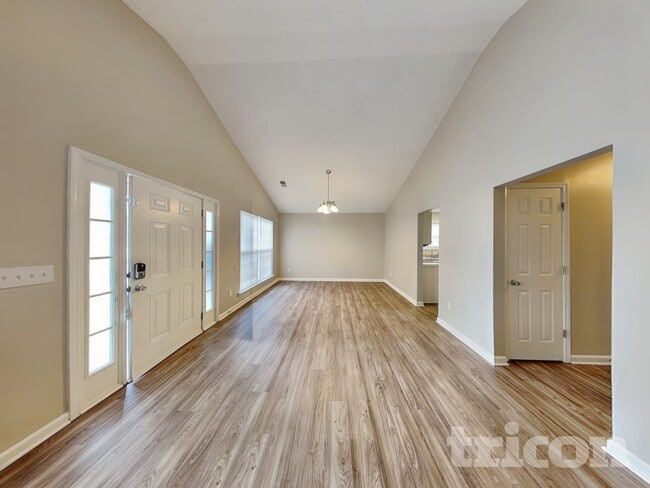 Photo - 524 Chisolm Way