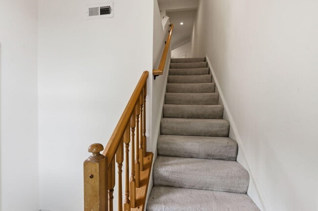 Photo - 323 Skyview Ct