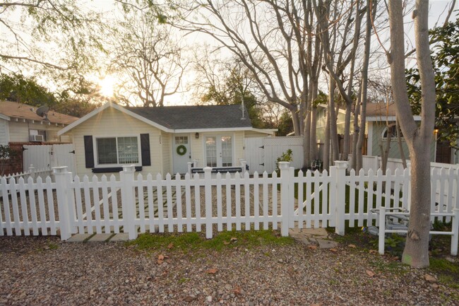 Photo - 2884 Crescent Way House