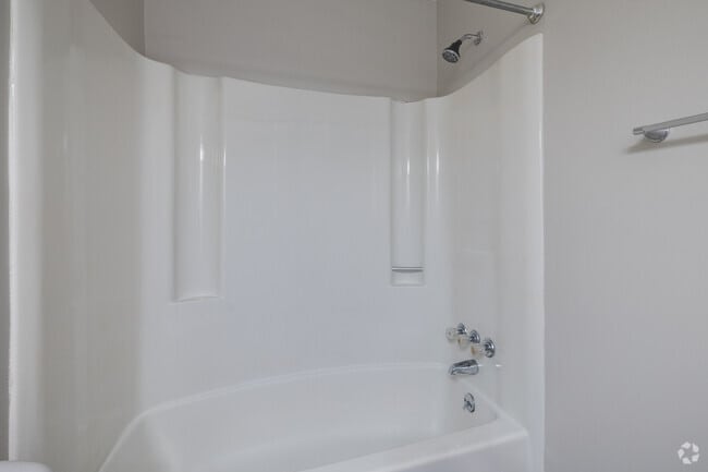 2BR, 1BA - 950SF - Bathroom