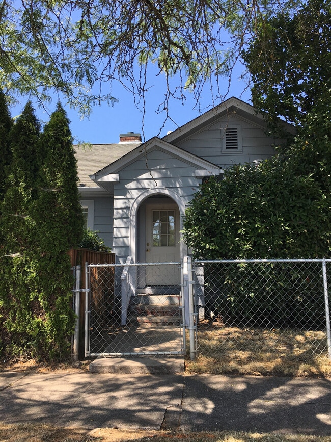 Building Photo - Well kept house near downtown Eugene with yard care included
