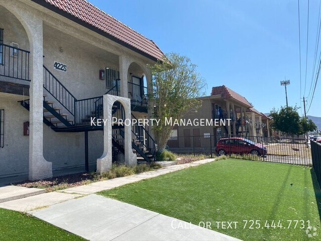 Building Photo - UPSTAIRS 2 BEDROOM & 1 BATH FOURPLEX Unit #4 Rental