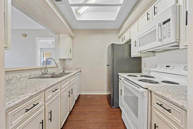 Building Photo - 714 Royal Crest Dr