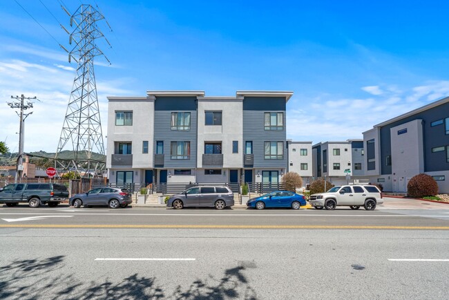 Building Photo - Built in 2017! Rarely available 3Bed/3Bath... Rental