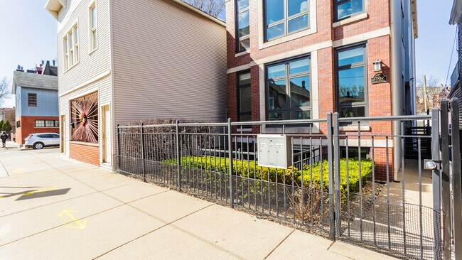 Photo - 1502 N Wood St Unit 001