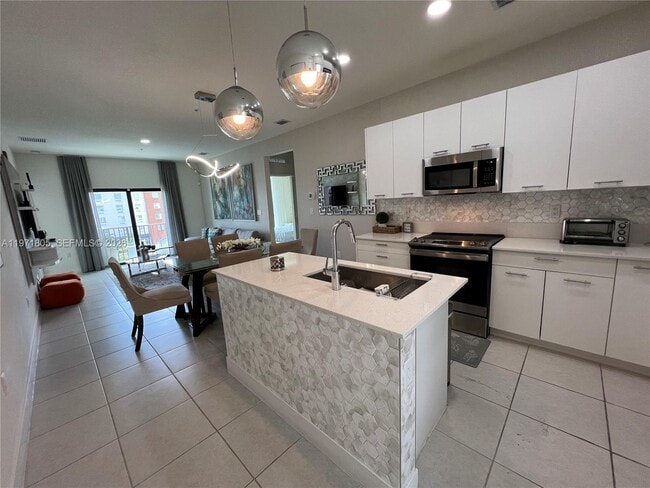 Building Photo - 8001 NW 41st St Unit 406