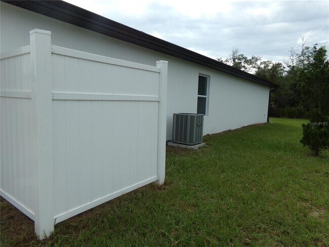 Photo - 2262 Fernwood St
