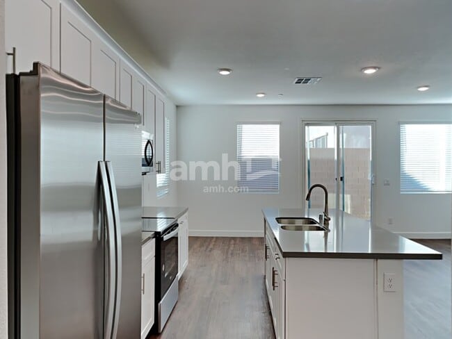 Photo - 3357 Blodwen St