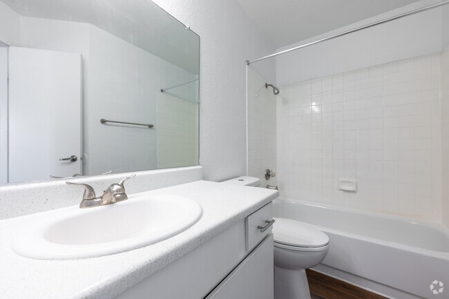 2BR, 2BA - 979SF - Primary Bathroom