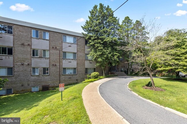 Building Photo - 4570 MacArthur Blvd NW Unit 107