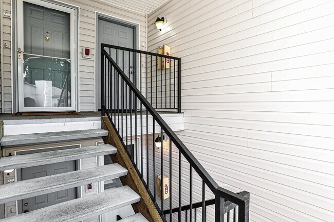 Top-Floor 3 Bed/2 Bath Condo with Silver Lake Views –! Available NOW for RENT