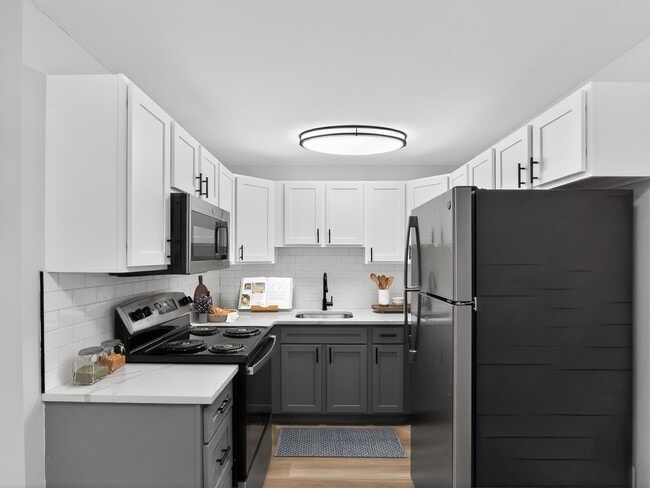 Elevate your lifestyle at Eagle Rock Apartments at West Hartford. This stunning kitchen boasts modern appliances, sleek cabinetry, and a bright, inviting atmosphere. Make this space your own and enjoy unparalleled comfort. Schedule your tour today!