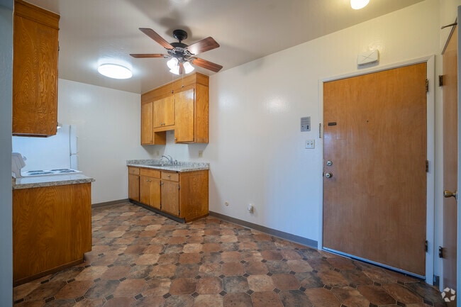 1BR, 1BA - 570SF - Kitchen