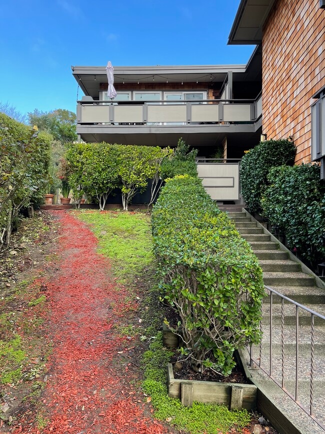 Building Photo - 36 Redwood Ave Unit 36