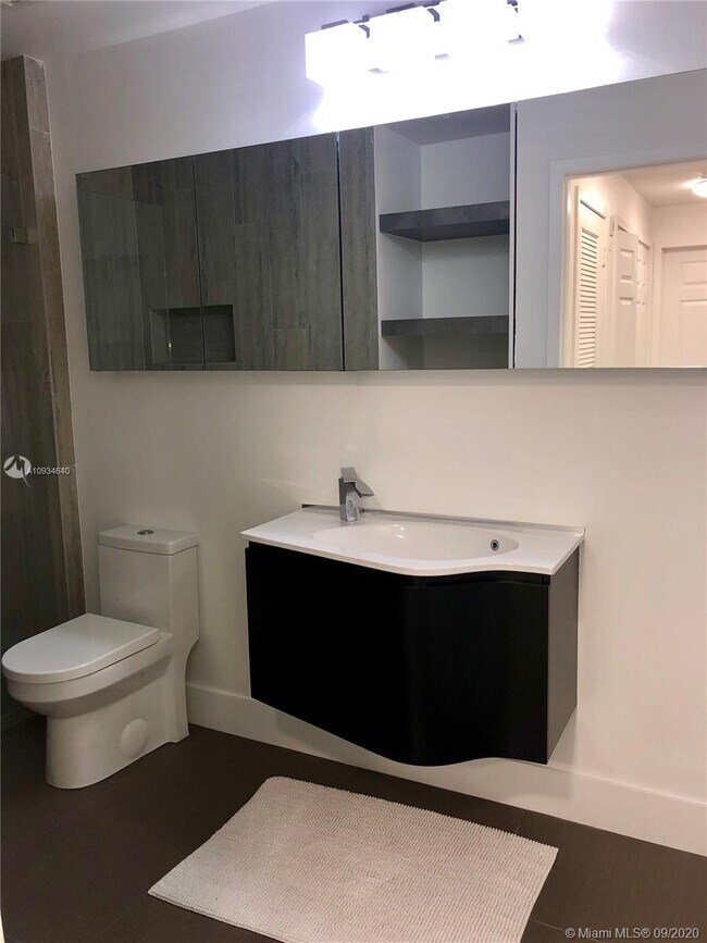 Photo - 533 NE 3rd Ave Unidad 404