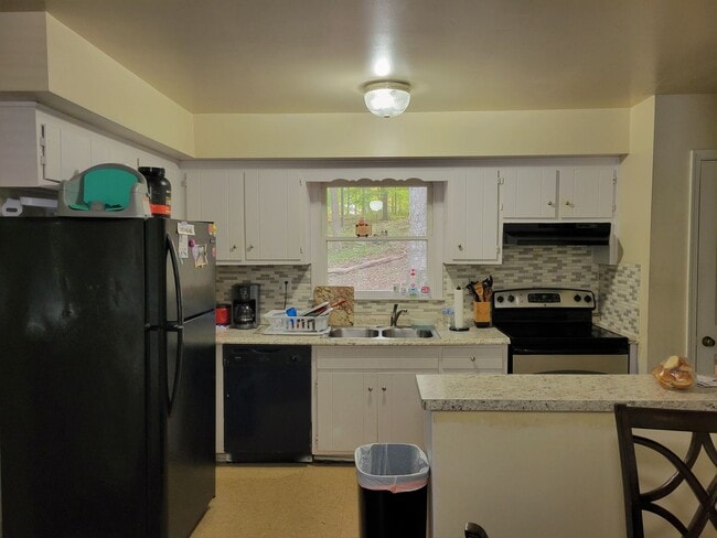 Photo - 3 Bedroom 2.5 bath Colonial off of Reams Road in Chesterfield County