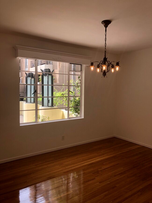 Photo - 520-522 N Rossmore Ave