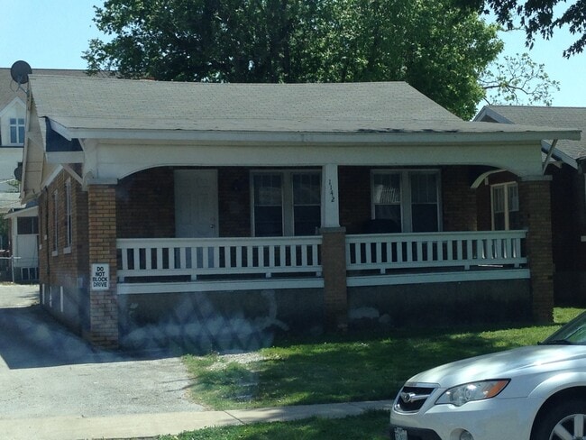 Building Photo - 3 bed, 1 bath house just steps from Missouri State University