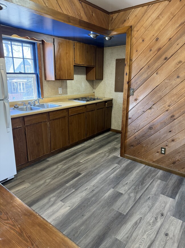 1102 S 4th Ave W