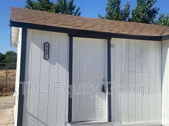 Building Photo - 717 W Date Ave Unit #B Rental