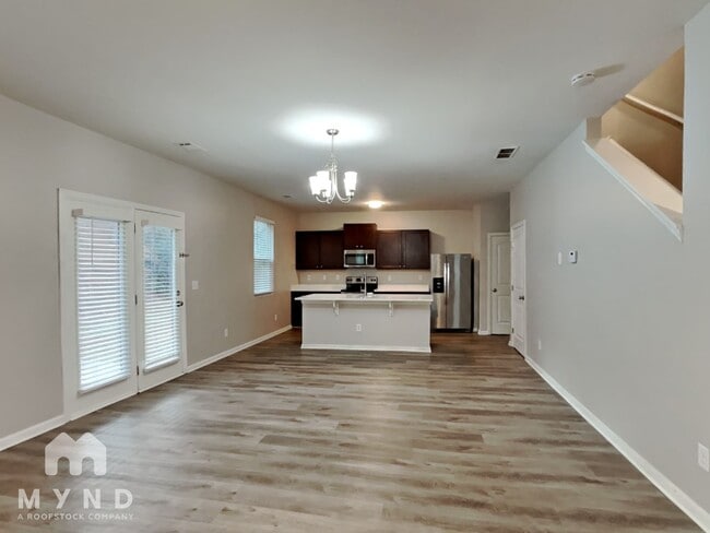 Photo - 828 Lake Chase