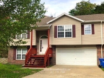 Building Photo - Spacious Townhouse coming available next month
