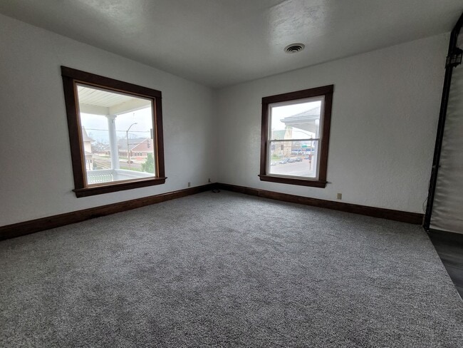 Building Photo - 605-607 1st Avenue SW Unit A