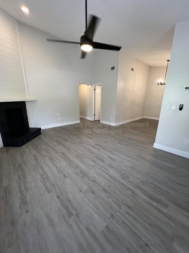 Photo - 916 Robinhood Ct