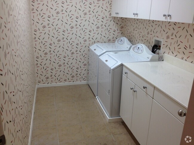Building Photo - Nice 3 Bedroom Condo