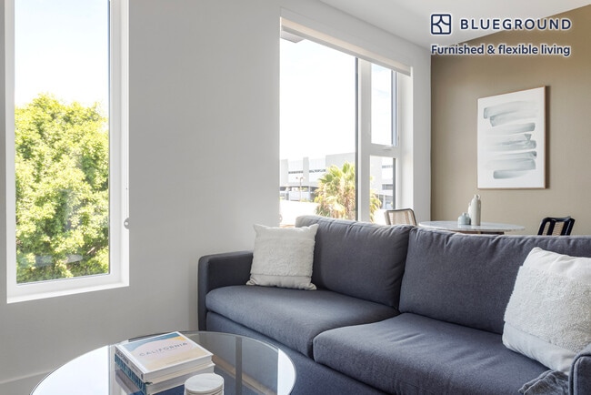 Photo - 5620 De Longpre Ave Unit FL3-ID1112