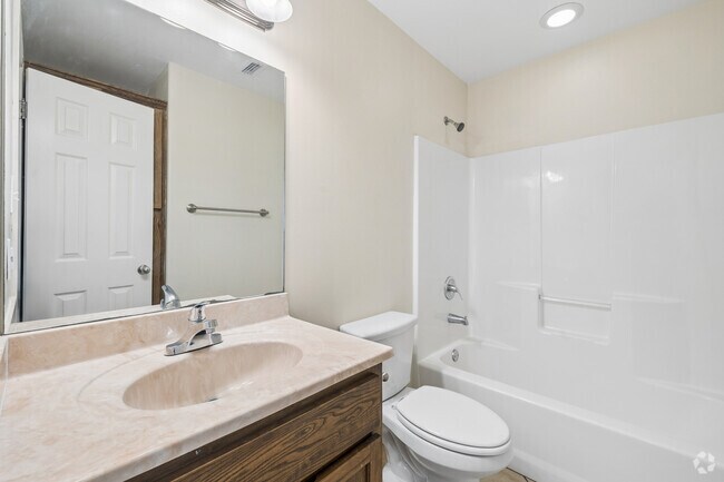 2BR, 2BA - 900SF - Bathroom