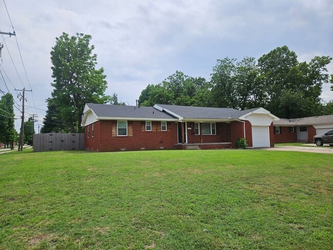 Building Photo - (3) Bed/(1.5) Bath in Core Norman Avail NOW!