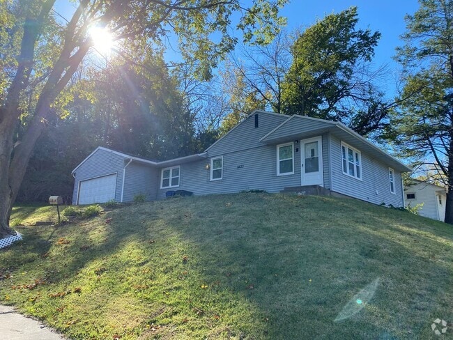 Building Photo - There is a $25 fee per application and eve... Rental
