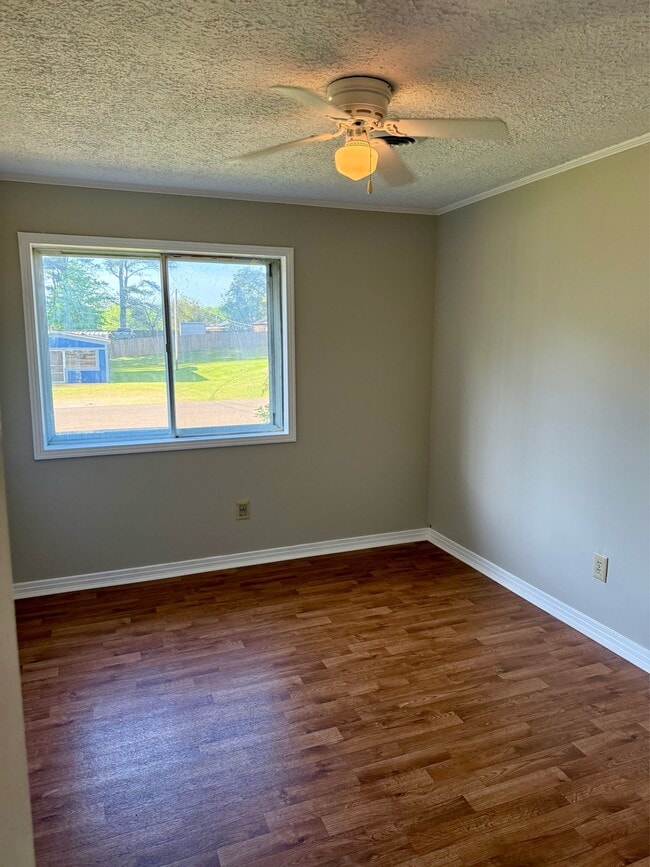 Photo - 930 Bickerstaff St