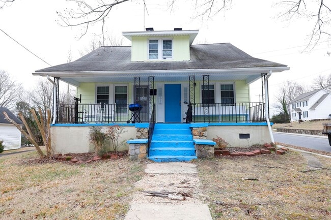 Building Photo - Great corner house in Chapel Hill!