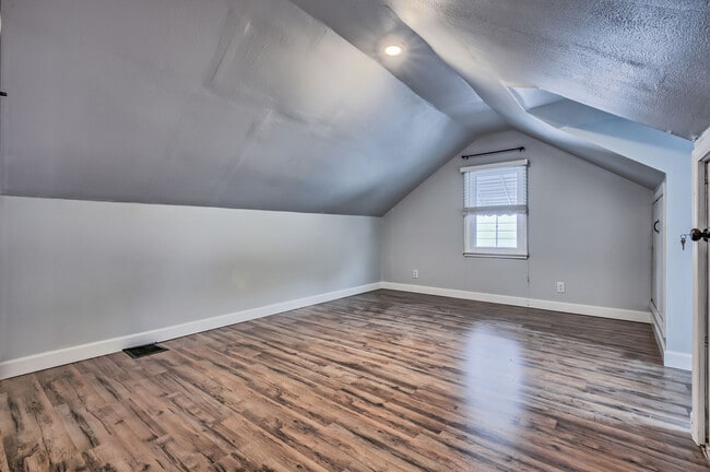 Photo - 470 Falstaff Rd