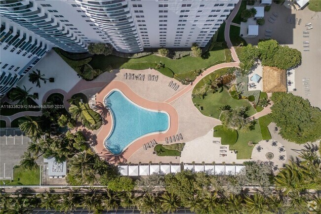 Building Photo - 3001 S Ocean Dr Unit 717 Rental