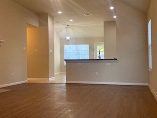 Photo - 4 bedroom-NWIS- 1 month Free rent!!